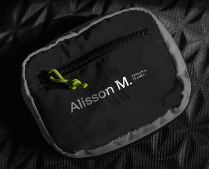 Bolsa preta com o logotipo Alisson M. em relevo
