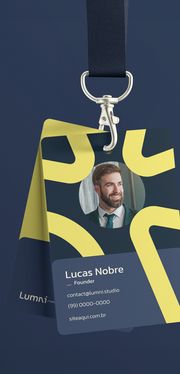 Crachá da Lumni pendurado em cordão, com foto e nome do colaborador