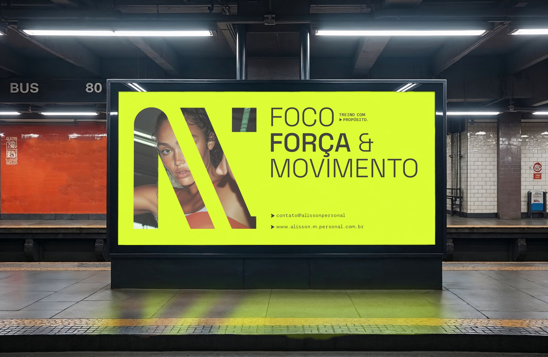 Outdoor da marca Alisson Martins em estação de metrô, com a frase Foco, força e movimento